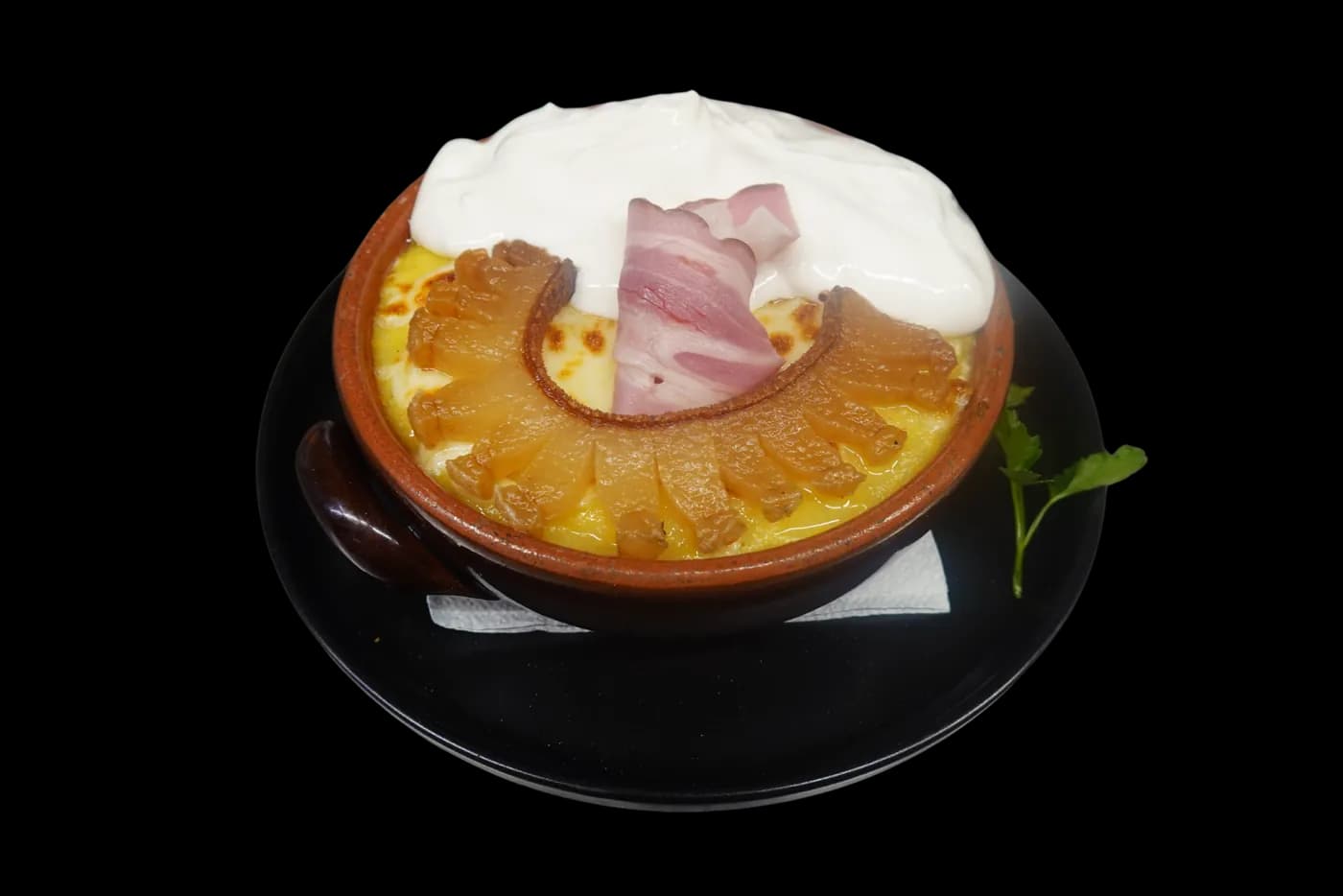 Mamaliguta cu branza si smantana gratinata cu slaninuta de casa